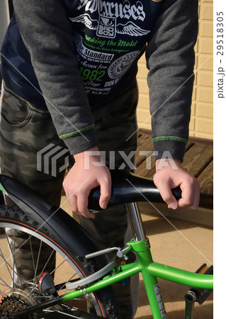 男の子の自転車安全点検　サドル 29518305