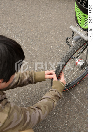 男の子の自転車安全点検　空気圧 29518320
