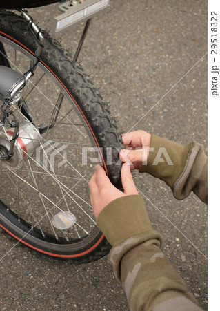 男の子の自転車安全点検　空気圧 29518322