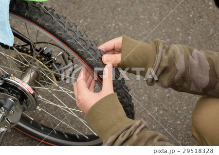男の子の自転車安全点検　空気圧 29518328