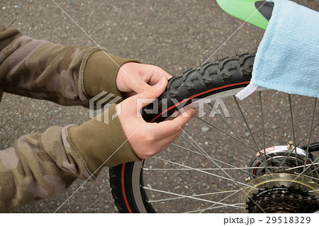 男の子の自転車安全点検　空気圧 29518329