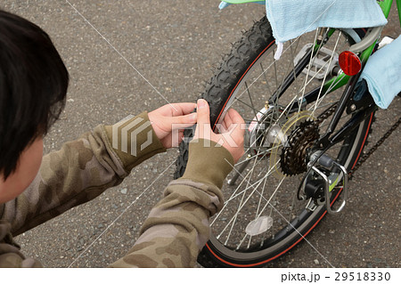 男の子の自転車安全点検　空気圧 29518330