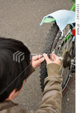 男の子の自転車安全点検　空気圧 29518331