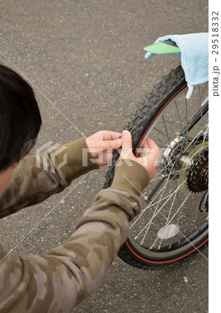 男の子の自転車安全点検 空気圧 男の子の自転車安全点検 空気圧 29518332