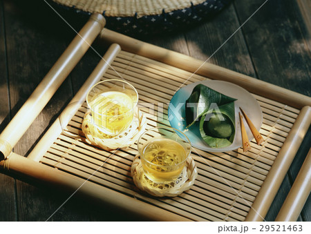 冷茶と和菓子 29521463