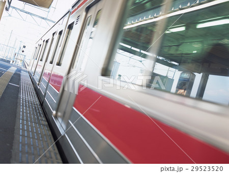 電車とプラットホーム 29523520