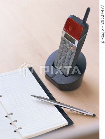 電話機と手帳 29524477