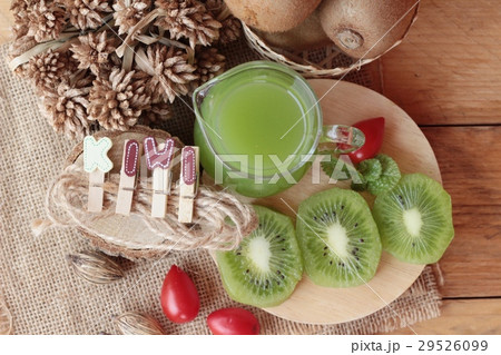 Kiwi juice and fresh kiwi is delicious. Kiwi juice and fresh kiwi is delicious. 29526099
