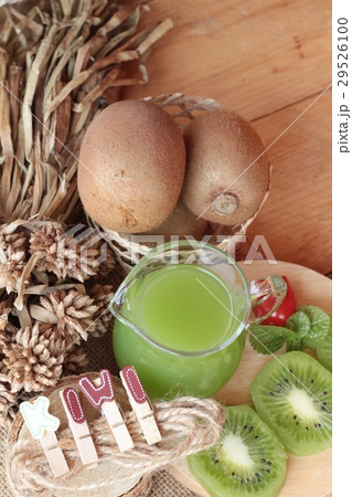 Kiwi juice and fresh kiwi is delicious. Kiwi juice and fresh kiwi is delicious. 29526100