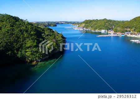 英虞湾 賢島 コバルトブルーとエメラルドグリーンの海 伊勢志摩 賢島大橋より 英虞湾 賢島 コバルトブルーとエメラルドグリーンの海 伊勢志摩 賢島大橋より 29526312