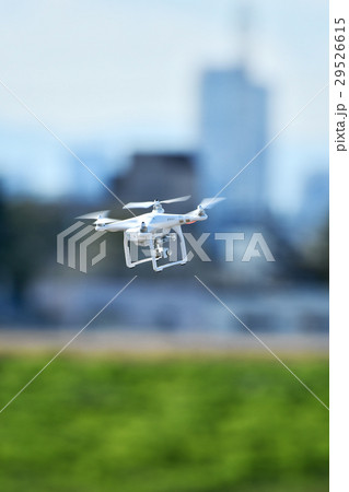 飛行中のドローン 29526615