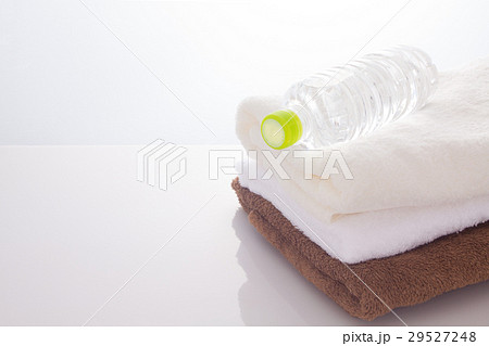 タオルとミネラルウォーター  29527248