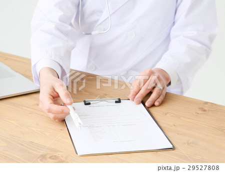 同意書にサインを求める医師 29527808