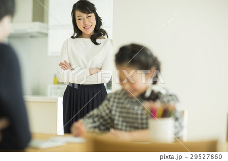 娘を見守る母親 29527860
