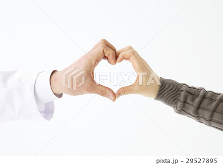 手でハートを作る医師と患者 29527895