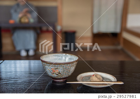 お正月のおまんじゅう　栗金団のえくぼと抹茶　着物の女性 29527981