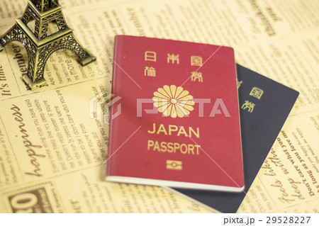 日本のパスポートとミニチュアエッフェル塔 29528227