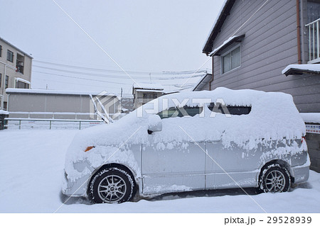 雪に埋まった車 雪に埋まった車 29528939