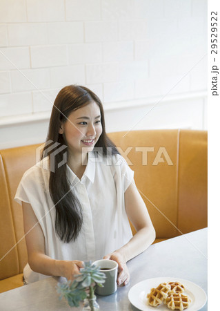 カフェにいる20代女性 29529522