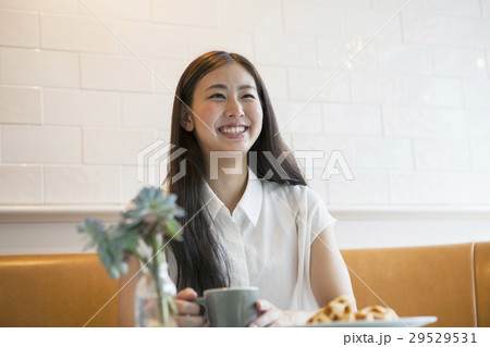 カフェにいる20代女性 カフェにいる20代女性 29529531