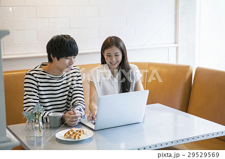 カフェでPCを使う20代男女 29529569