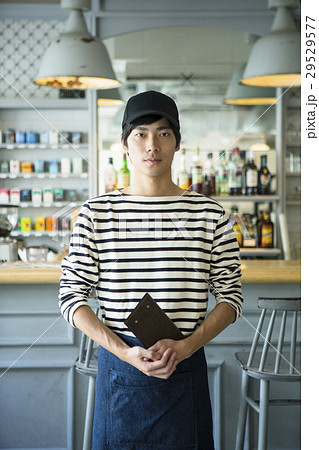 代男性カフェ店員の写真素材