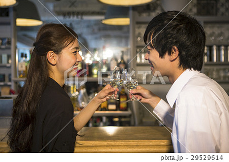 バーで飲む20代男女 29529614