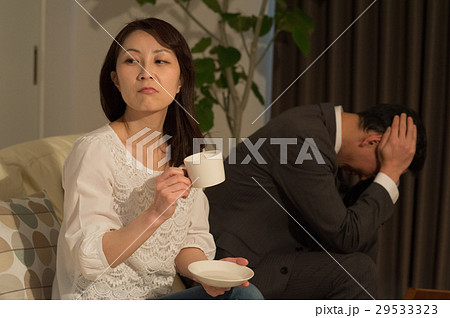 喧嘩する日本人中年夫婦 29533323