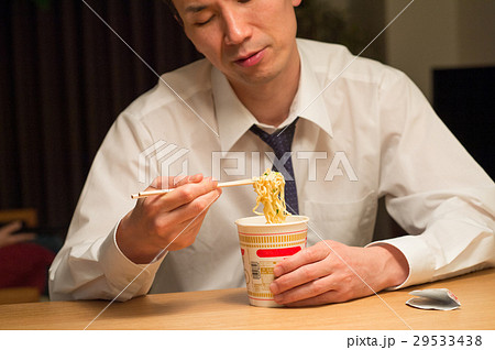 カップ麺を食べる男性 29533438