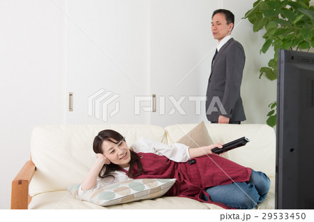 帰宅した夫に無関心な妻 帰宅した夫に無関心な妻 29533450