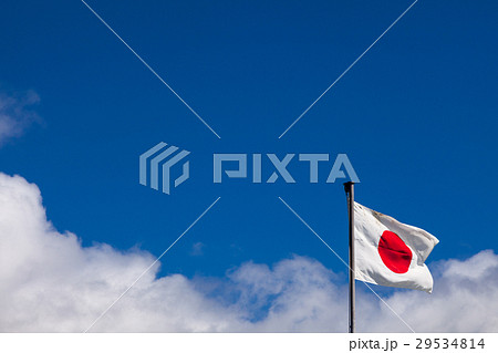 青空にはためく日本国旗 29534814