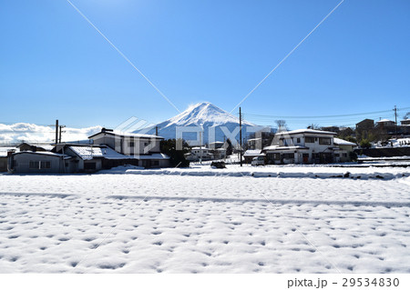 雪原の下吉田駅から見る富士山の雄姿 雪原の下吉田駅から見る富士山の雄姿 29534830