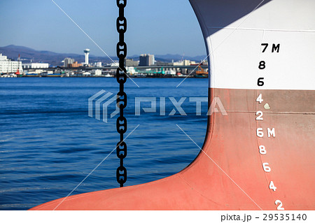 タンカーの喫水標と五稜郭タワー 29535140