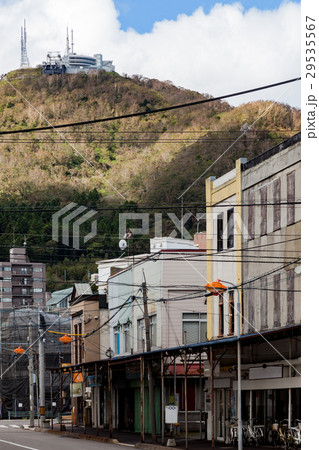 函館市末広町の街並みと函館山 29535567