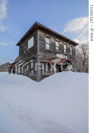雪の中の木造建築物 29536041