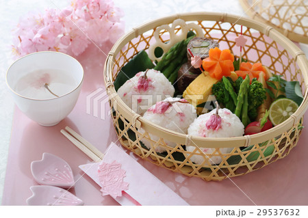 桜おにぎりのお花見弁当 29537632
