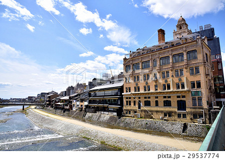 京都 四条大橋からの鴨川と 東華菜館の写真素材