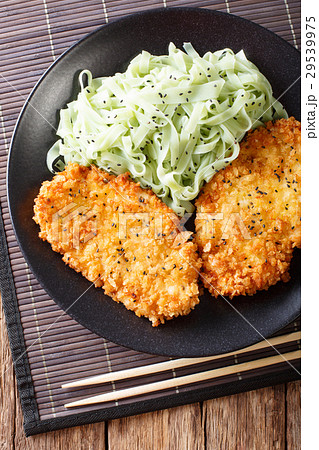 Chicken steak in breaded Panko and noodles 29539975