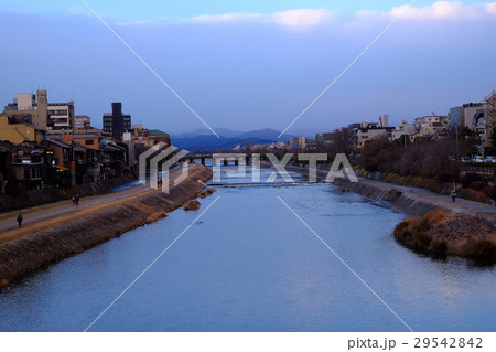 京都鴨川の夕暮れ 29542842