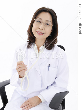 聴診器を持つ女医 29543231