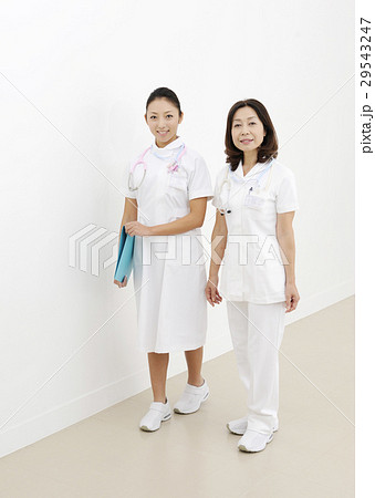 女医と看護師 女医と看護師 29543247