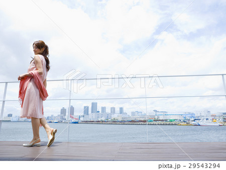 青空の下の女性 青空の下の女性 29543294