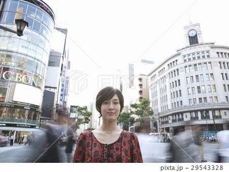 街角の若い女性 29543328