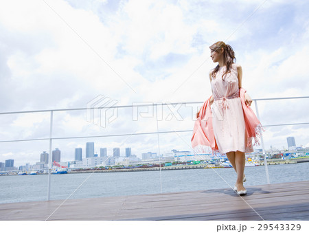 青空の下の女性 29543329
