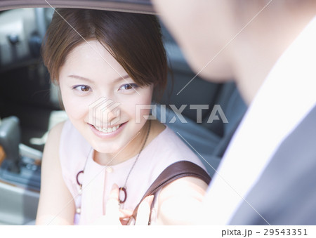 笑顔の若い女性 29543351