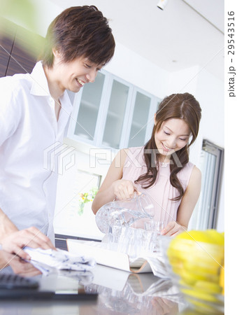 キッチンに立つカップル キッチンに立つカップル 29543516