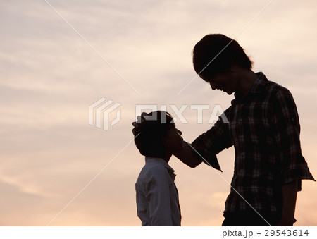息子の頭を撫でる父親 息子の頭を撫でる父親 29543614