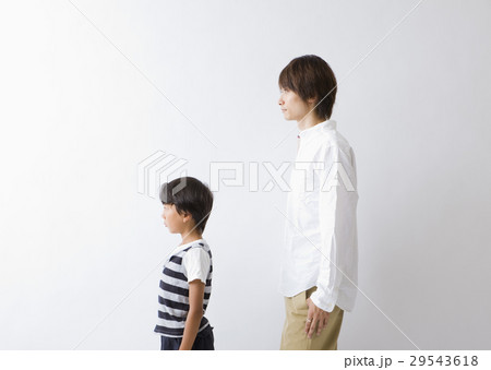 並んで立つ父と息子 29543618