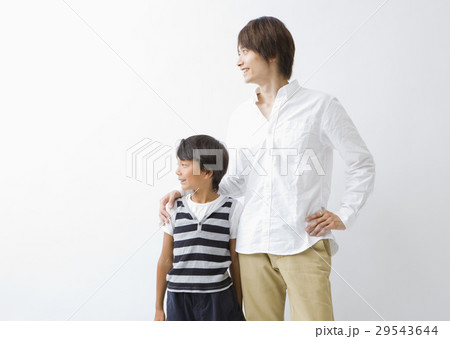 横を見る父と息子 横を見る父と息子 29543644