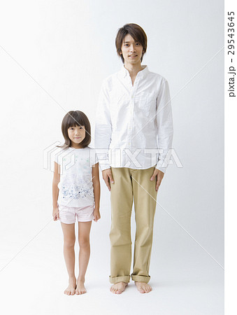 並んで立つ父と娘 並んで立つ父と娘 29543645